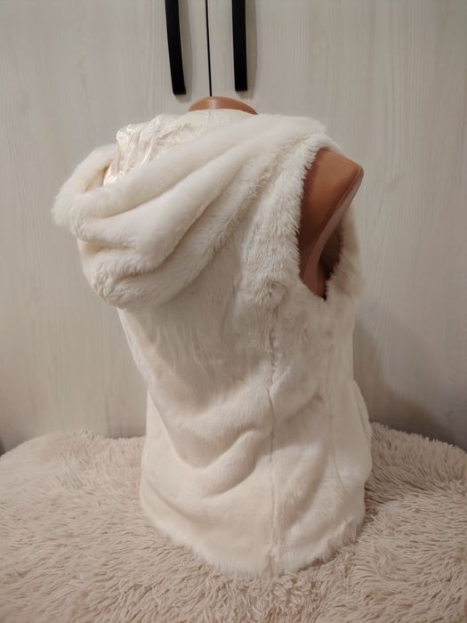 Vesta cu glugă din blana artificială