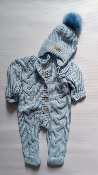 Вязаный комбинезон с шапочкой