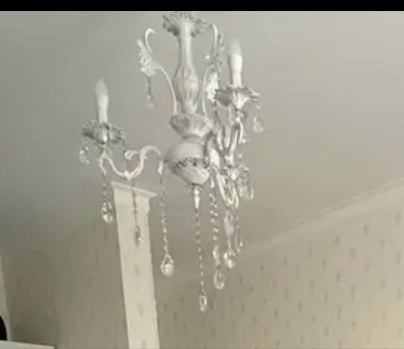 Продам люстры белые