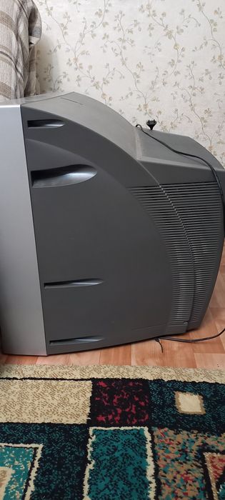 Телевизор б/ у  самсунг, большой экран, диагональ  68 см