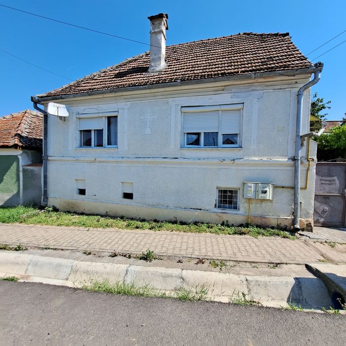 Vând  urgent casă la 18km de Sibiu, sat Cornățel