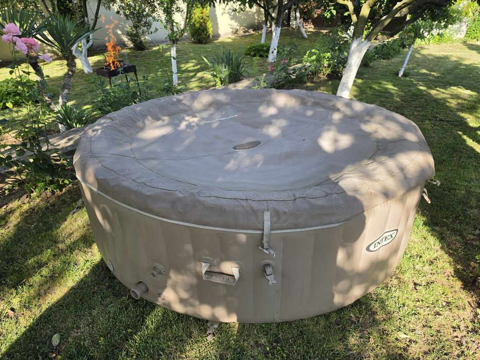 Jacuzzi/Ciubar cu incalzire de 6 persoane