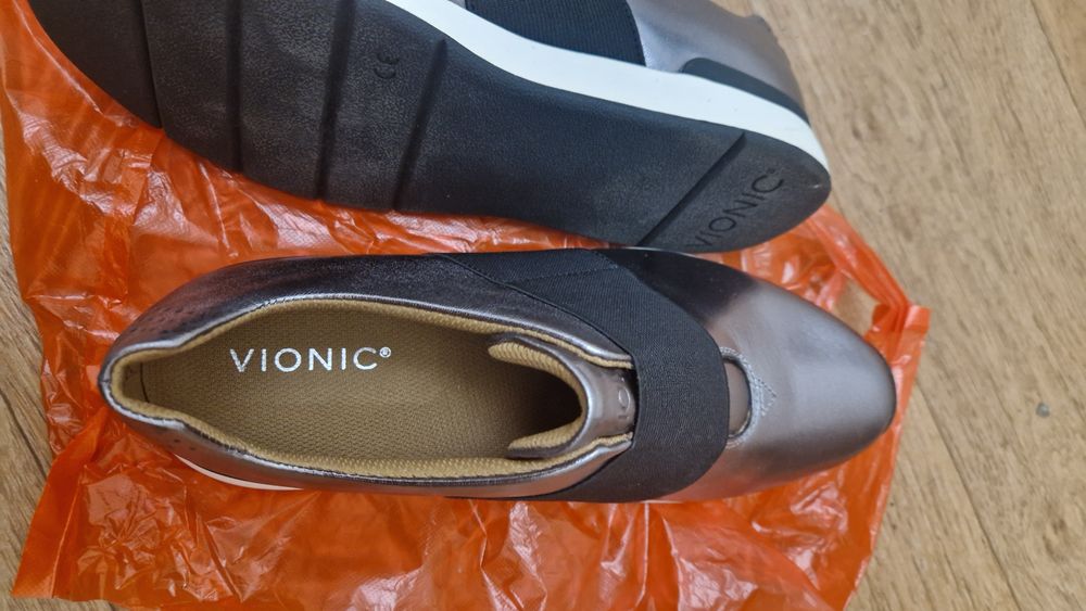 Продаю кроссовки женские