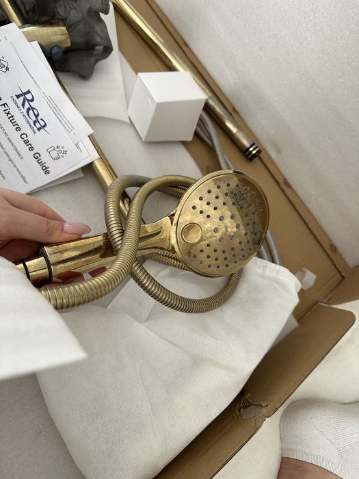 Rea душ с термостат , смесител , златни