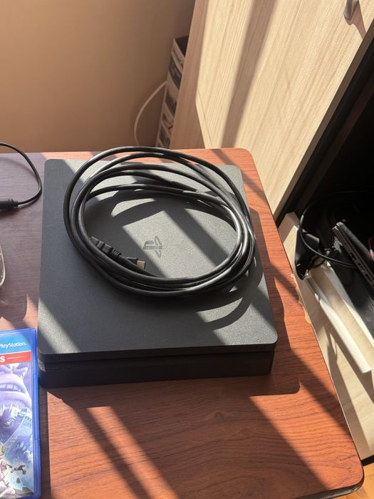 Продавам PlayStation 4 плюс