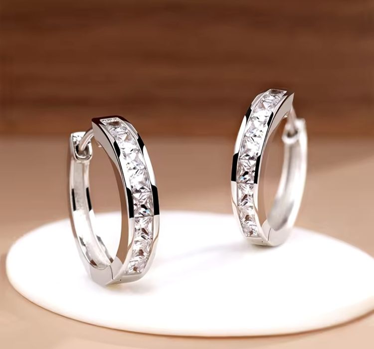 Сребърни халки обици с камъчета