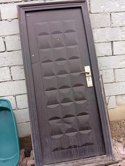 Vând ușă din carbon într o stare foarte bună