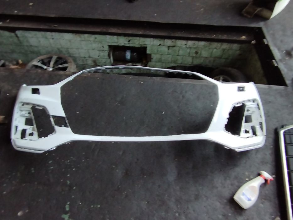 Оригинална броня за Ауди Q5 с решетка.