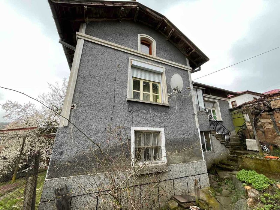 Къща с просторен двор за продажба в с. Средногорово