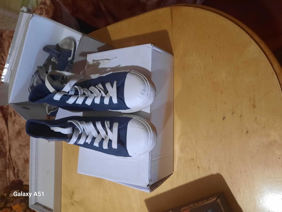 Здравейте  продавам детски обувки