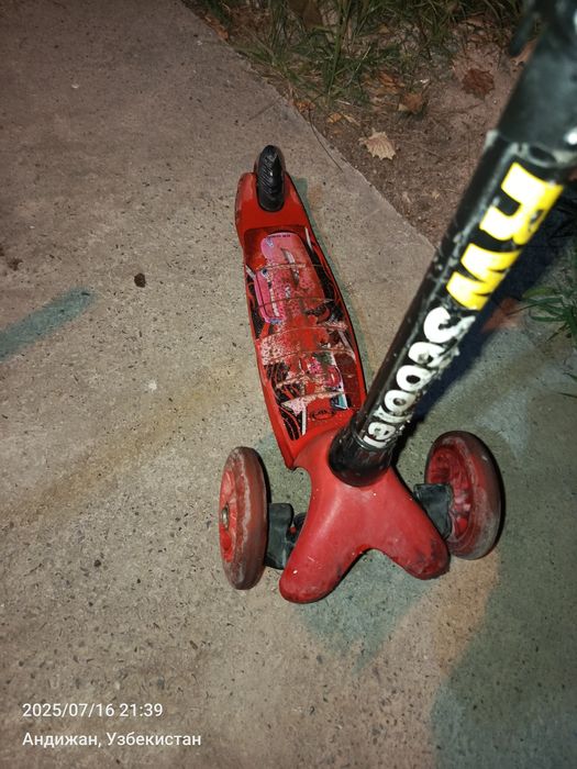 Детский самокат светится и  плюс шлемом