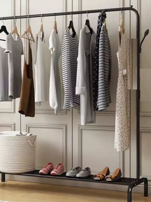 Mital kiyim javoni Indi sotuvda mavjud