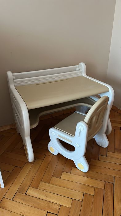 Детско бюро със столче