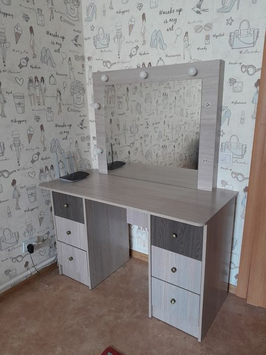 Продам туалетный столик