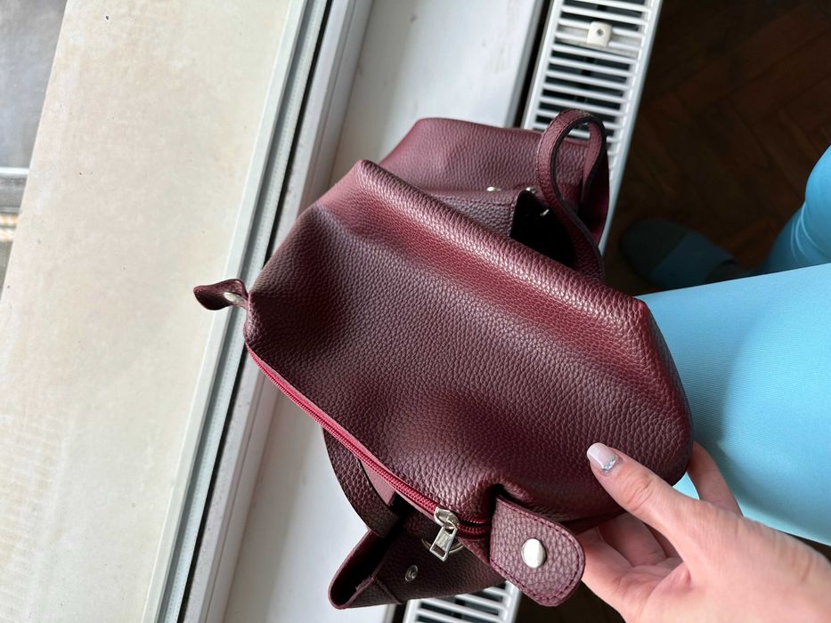 Дамска чанта бордо с вътрешна малка чантичка, която може да се изважда