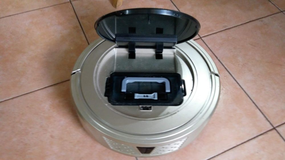 Продавам прахосмукачка робот