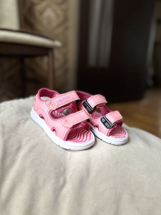 Продам сандалики Reima