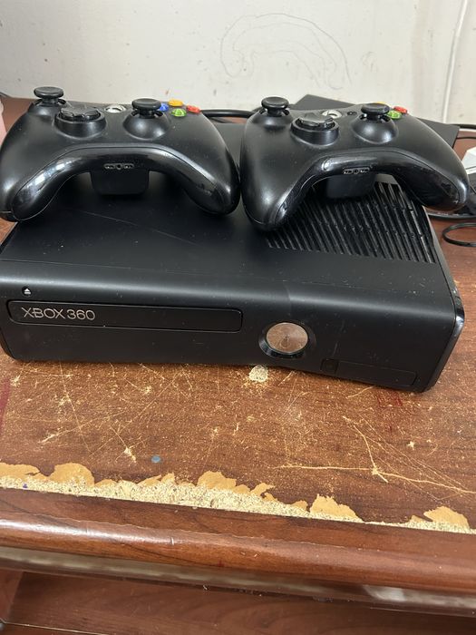 Xbox 360 + 2 геймпада