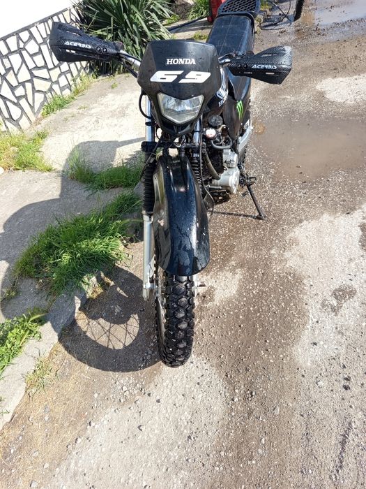 Продавам кросов мотор с двигател на атв honda 200cc.