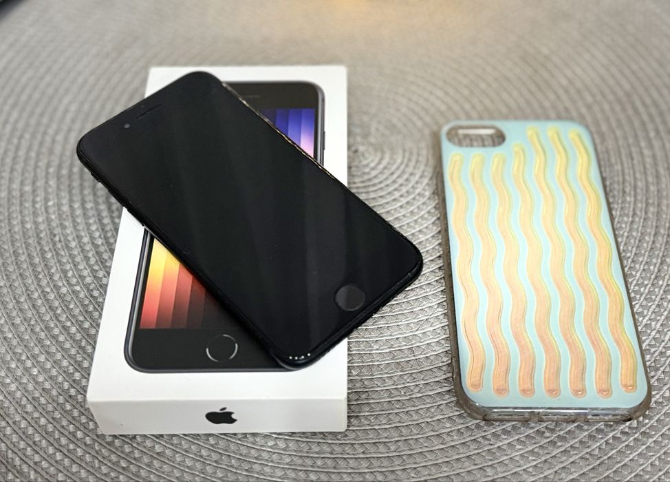 Iphone SE 2023 cu memorie de 64GB