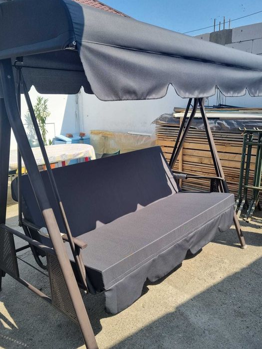 Execut retapitare de paturi, canapele si fotolii.