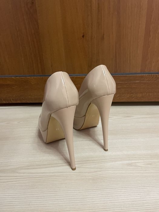 Бежови токчета 38 номер
