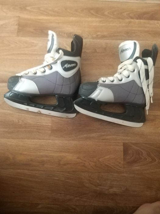 Коньки детские.. Для мальчика 36 размер ..Для девочки 35 размер