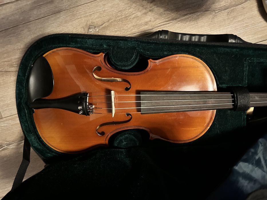 Vioară 4/4 + arcuș + cutie rigidă+suport barbie