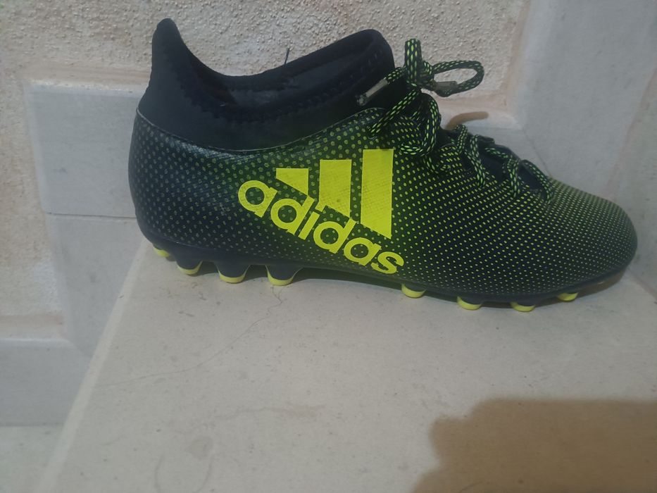 Pereche de ghete de fotbal Adidas Predator .
