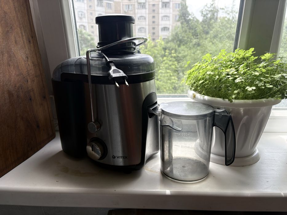Продам срочно соковыжималку vitek.
