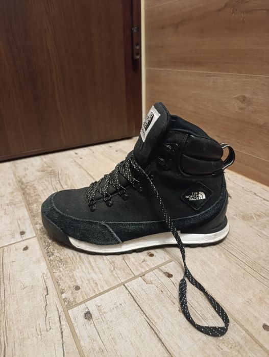 Продавам зимни обувки The North Face и обувки Nike Air Max.