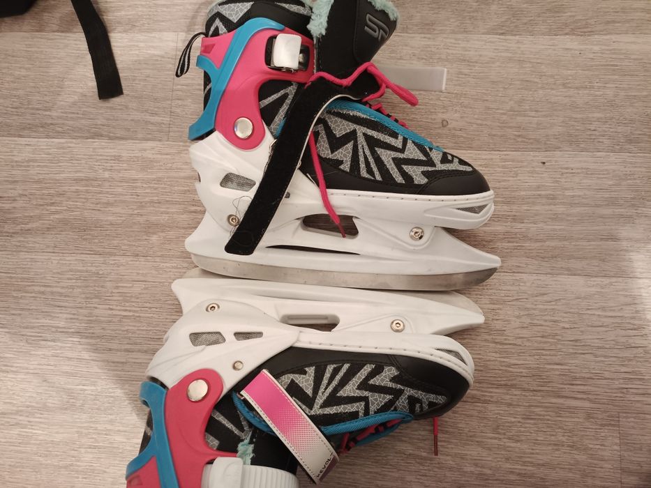 Коньки две пары.