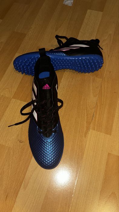 Ghete de fotbal sintetic