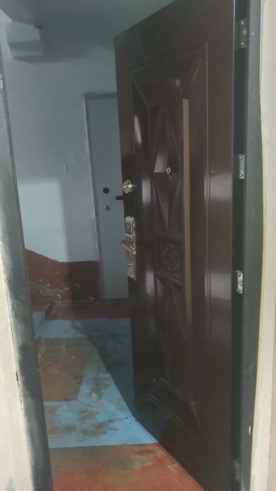 Kirish eshigi sotiladi