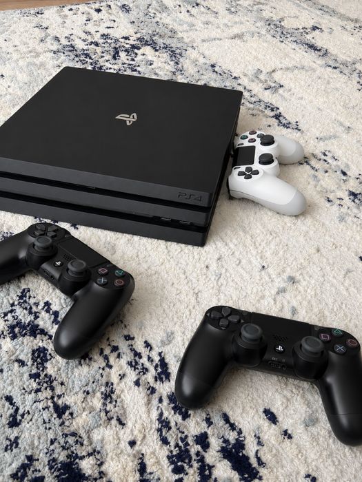 PlayStation 4 Pro 1TB + 3 геймпада