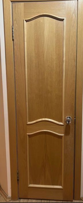 Продам межкомнатные двери дерево