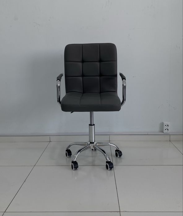 Современный офисный стул на колёсиках – чёрный, с удобной спинкой