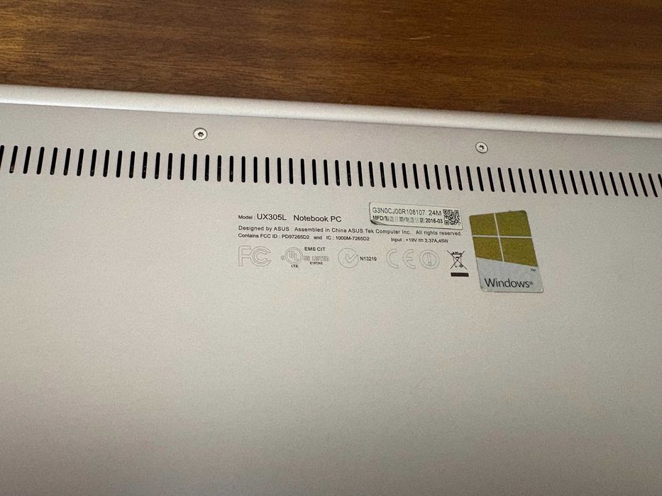 Лаптоп с зарядно "Asus"