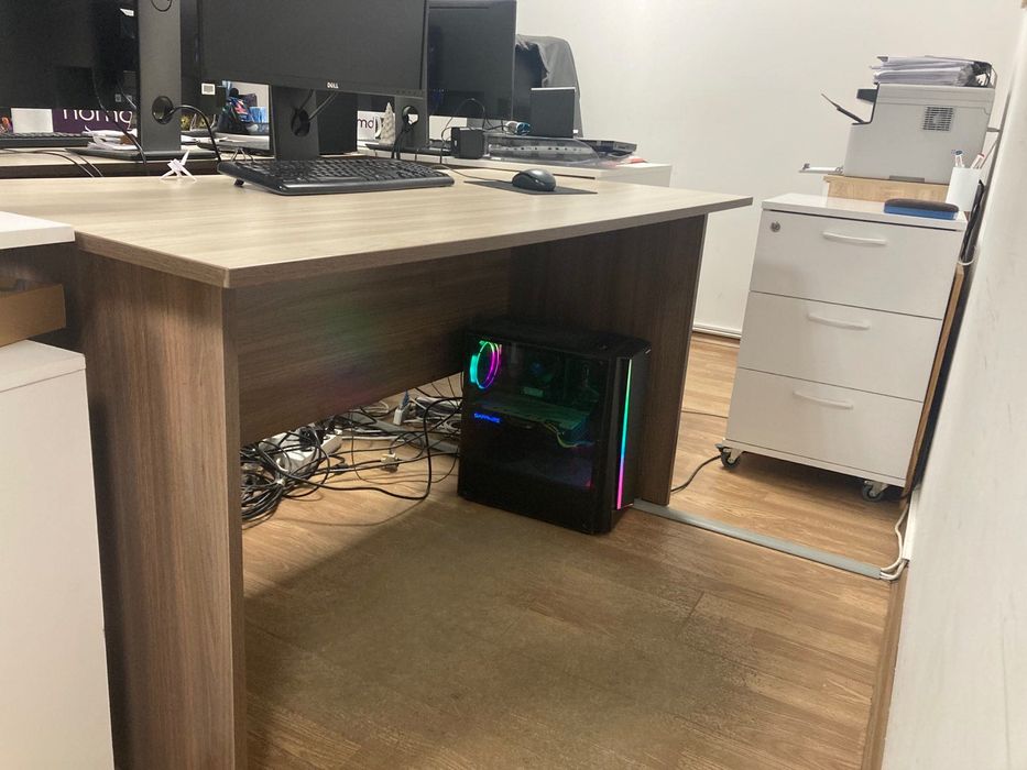 Офис бюра в перфектно състояние