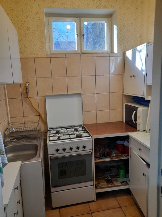 Casa cu etaj , 4 camere , central , acces in curte cu masina