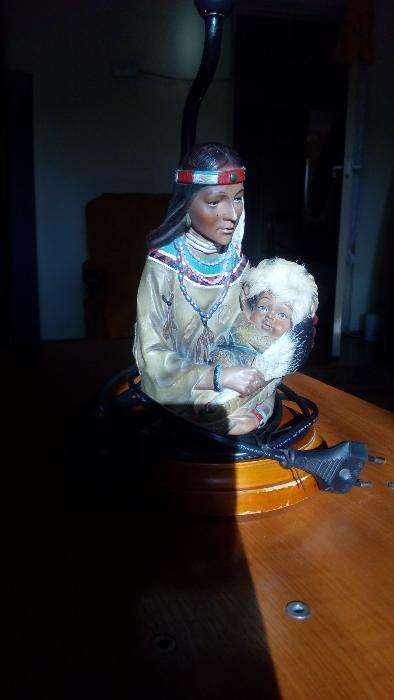 Veioza cu mama indianca cu copil in brate