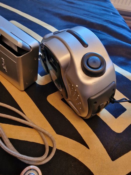 Doua aparate foto de colecție Nikon si Canon.