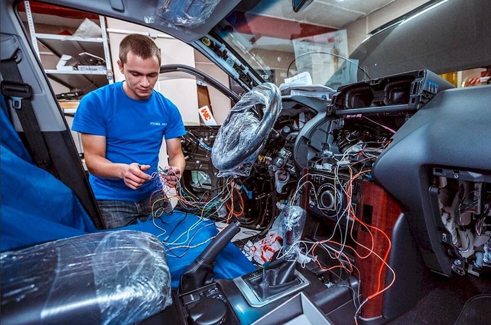 вскрытие авто автоэлектрик автомастер на выезд  вулканизация на выезд