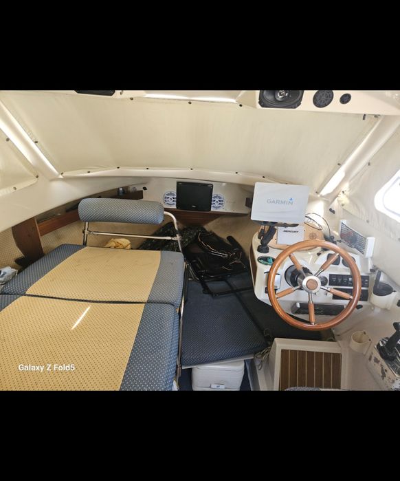 Ansamblu Quicksilver 640 Weekend cu motor Verado 225 cp si peridoc