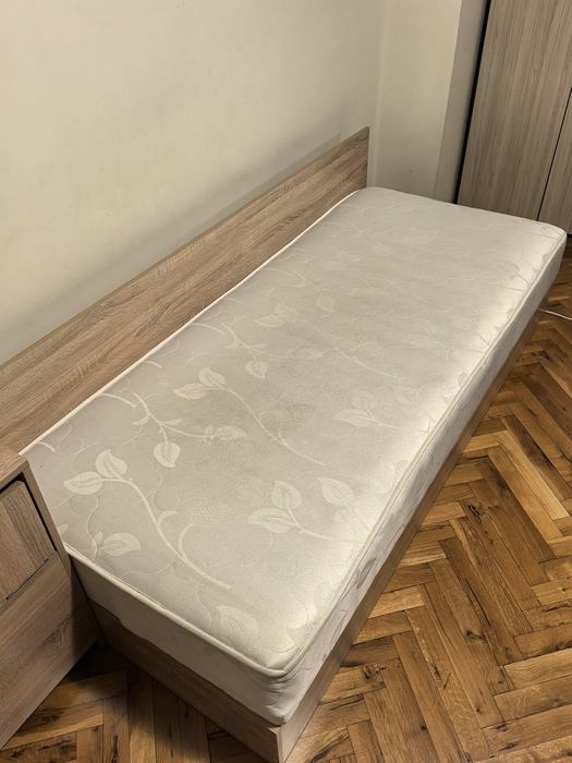 Продавам легло с повдигащ механизъм и матрак