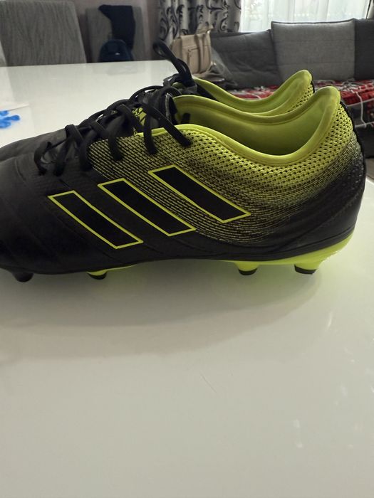 Vand  ghete  adidas de fotbal  nr 45 pret 90 lei