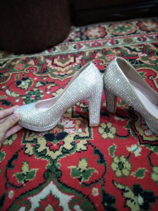 Tufli tuybop sotiladi