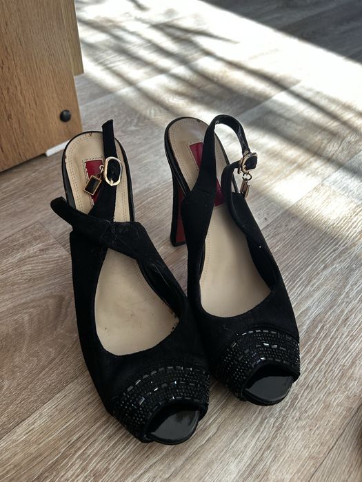 Продам обувь по 2000 тг за одну пару.