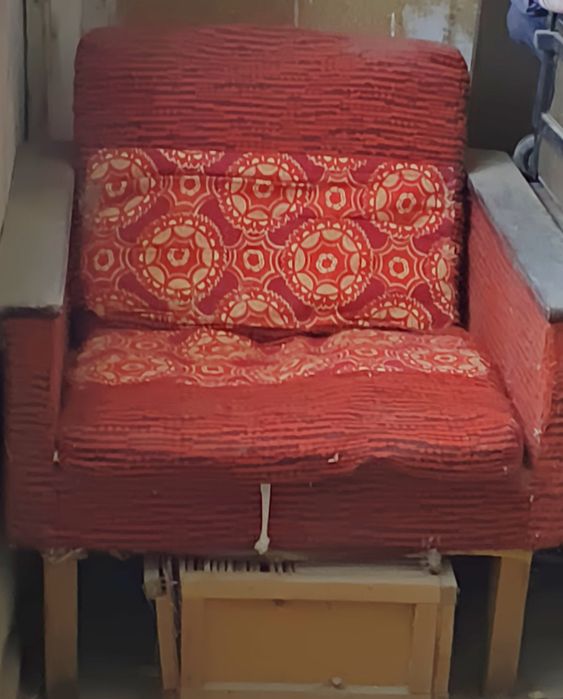 Два красных кресла