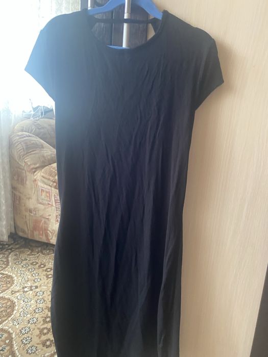 Къса черна рокля с гол гръб